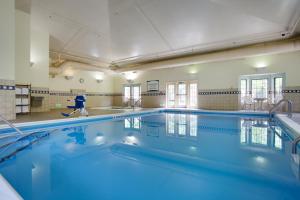 康宁科宁驻桥套房假日酒店的大楼内一个蓝色的大型游泳池