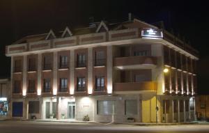 Villarrubia de los Ojos吉琼尼斯旅馆 的一座建筑的侧面有灯