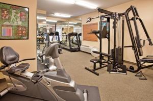 章克申城Candlewood Suites Junction City - Ft. Riley, an IHG Hotel的健身房设有跑步机和有氧器材