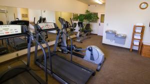 乔普林乔普林烛木套房酒店的一间健身房,里面设有跑步机和椭圆机