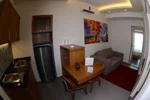 朱拜勒Guias Hotel & Spa的一个带桌子和沙发的小客厅