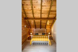 卡夫尔高原Barbadine的木制天花板上的黄色床