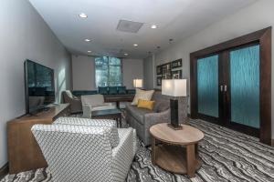 查尔斯顿Staybridge Suites Charleston - Mount Pleasant, an IHG Hotel的客厅配有沙发、椅子和桌子