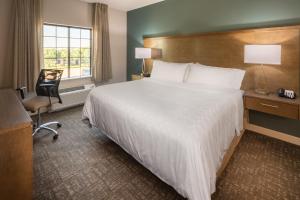 Staybridge Suites Florence - Cincinnati South, an IHG Hotel客房内的一张或多张床位