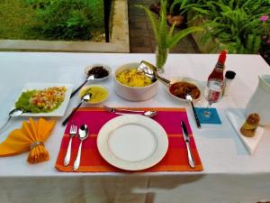 库鲁内格勒Surathura homestay的一张桌子上放着一盘食物