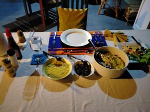 库鲁内格勒Surathura homestay的桌子上放着一碗食物的桌子