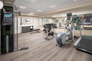 亚历山德里亚Candlewood Suites Alexandria West, an IHG Hotel的健身房设有数台跑步机和健身器材