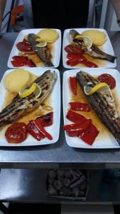 VaideeniMoara Viselor的桌上三盘食物,配上鱼和胡椒