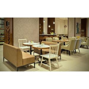 马尼拉Summit Hotel Greenhills的餐厅内带桌椅的用餐室