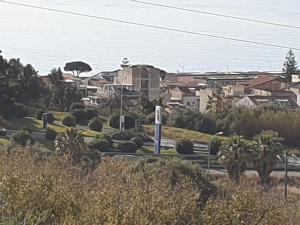 圣泰雷萨迪里瓦Caccia Apartment的一座有房屋和树木的城市的画