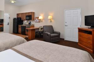 特洛克特洛克烛木套房酒店的酒店客房带一张床、椅子和厨房