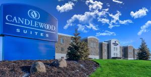 莱克维尔Candlewood Suites Lakeville I-35, an IHG Hotel的建筑前的标志