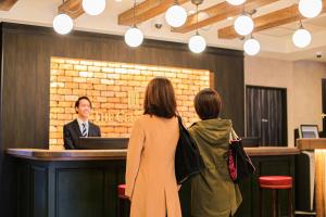 松本The Celecton Matsumoto的两个女人看着酒吧里的男人