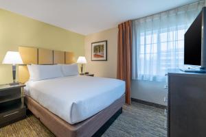赫恩登华盛顿杜勒斯烛木套房酒店客房内的一张或多张床位