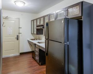 莱克维尔Candlewood Suites Lakeville I-35, an IHG Hotel的厨房配有黑色冰箱和水槽