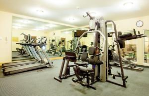 斯莱德尔斯莱德尔北岸烛木套房酒店的健身房设有数台跑步机和有氧运动器材