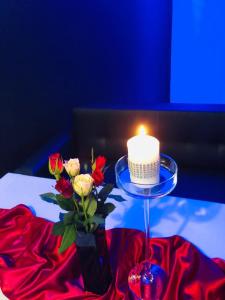 Chustki贝拉腾汽车旅馆-餐厅的桌上的蜡烛和花瓶