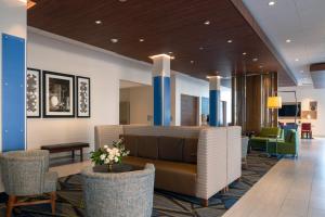 塔尔萨Holiday Inn Express & Suites - Tulsa Downtown - Arts District, an IHG Hotel的大堂,设有沙发和椅子