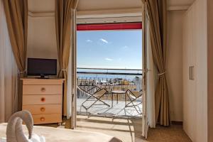 圣雷莫王子酒店的卧室设有海景阳台。