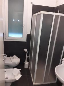 里米尼葛里别墅旅馆的一间带卫生间和水槽的浴室