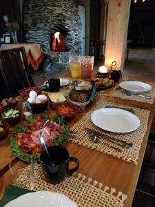 Kokemäki玛雅提拉马特卡路阿里克拖拉酒店的餐桌,餐盘和壁炉