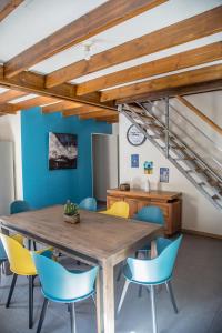卡夫尔高原Barbadine的一间带木桌和蓝色椅子的用餐室