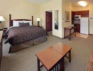 温泉城温泉驻桥套房酒店的酒店客房带一张床和一个厨房