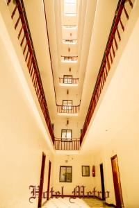 内罗毕Metro Hotel的大楼内一间空房,有楼梯和桌子