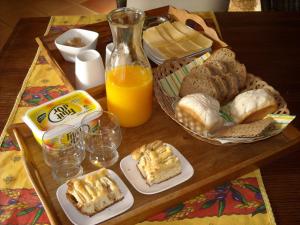 普拉德莫洛拉普雷斯特马斯塔耶酒店的一张桌子,上面有面包和一壶橙汁