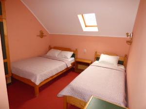帕利克Vila Palma Palic的小房间设有两张床和天窗