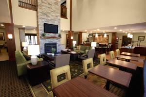 Staybridge Suites - Lakeland West, an IHG Hotel餐厅或其他用餐的地方