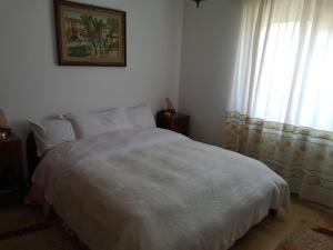 瓦马Casa Gotika的卧室配有白色的床和窗户。