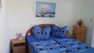 于克里茨Gästehaus Labahn的一间卧室配有蓝色的床和蓝色枕头