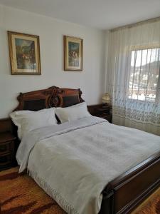 瓦马Casa Gotika的一间卧室设有一张大床和一个窗户。