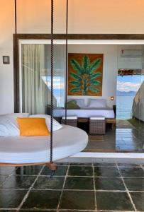 阿拉夏奇巴海滩Casa da Ilha的海景客房中的一张秋千床