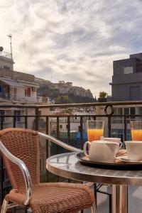 雅典阿托斯酒店的阳台上的桌子上放着两杯橙汁