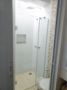 普鲁登特总统城Pousada Della Nonna的浴室设有玻璃淋浴间和卫生间