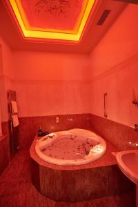 雅典埃克西斯酒店的浴室配有大浴缸及水槽