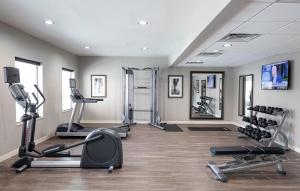 蒙哥马利Staybridge Suites Montgomery - Downtown, an IHG Hotel的健身房设有数台跑步机和健身器材
