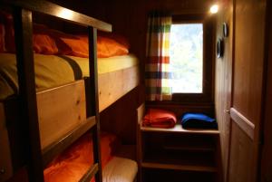 安迪尔La Crappa的小房间设有双层床和窗户