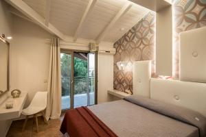 拉加纳斯Paradise Vezal的一间卧室配有一张床、一张书桌和一个窗户。