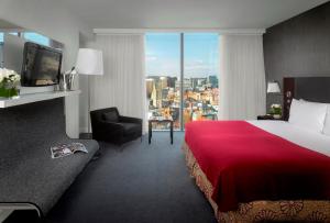 布里斯托布里斯托尔丽笙酒店的酒店客房设有红色的床和窗户。
