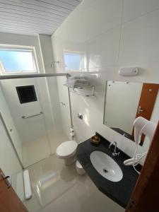 弗朗卡JP Palace Hotel的白色的浴室设有水槽和卫生间。