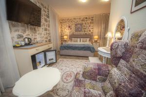 科托尔安提卡民宿的一间卧室设有一张床和一间客厅。