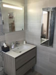 GaronsChambre avec charme的白色的浴室设有水槽和镜子