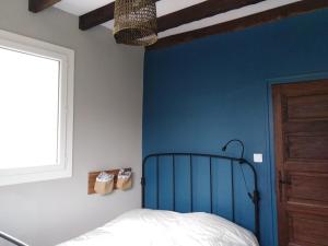 比达莱GITE IBARLA BORDA的一间卧室设有蓝色墙和一张床