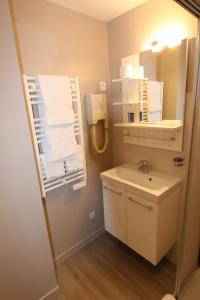 圣马洛德斯阿博斯酒店的一间带水槽和镜子的小浴室