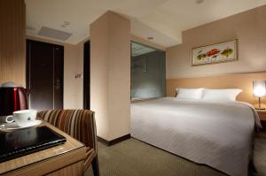 台中市豪爵大饭店台中馆的酒店客房配有一张床、一张书桌