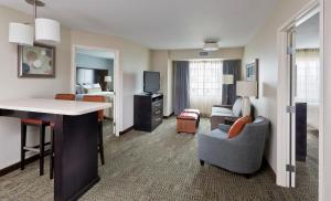 North WalesStaybridge Suites Montgomeryville, an IHG Hotel的酒店客房设有床和客厅。