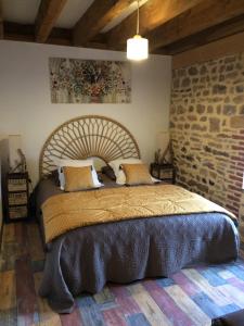 Antully莫尔万塞祖尔旅馆的一间卧室设有一张带砖墙的大床